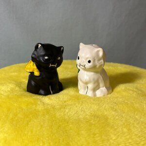 Collectible Cast Iron Cats.  Salt and Pepper‎ Shakers. 1.75" Cork Stoppers